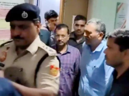 AAP chief Arvind Kejriwal has alleged that Delhi Police officer AK Singh mistreated him during his transportation to the court