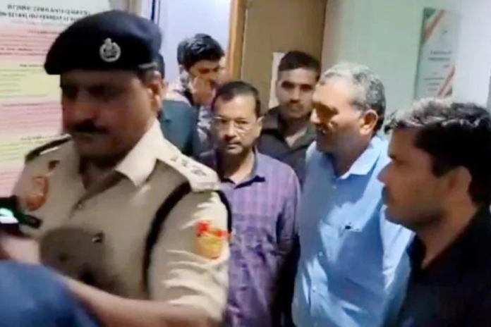 AAP chief Arvind Kejriwal has alleged that Delhi Police officer AK Singh mistreated him during his transportation to the court