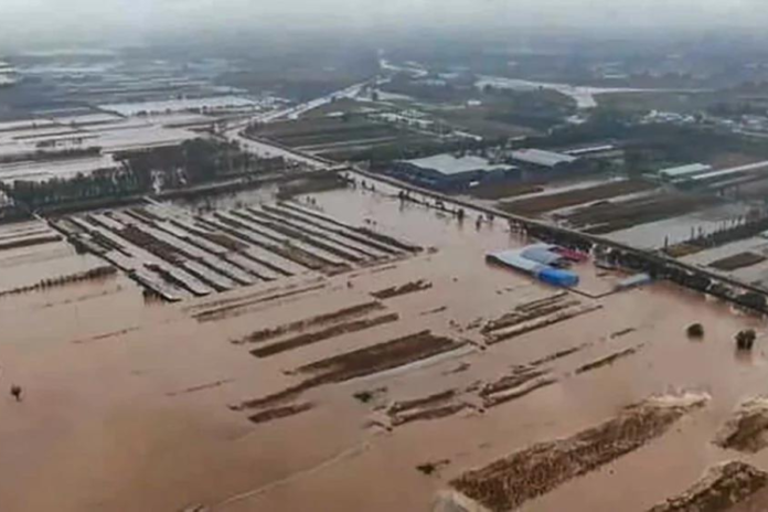 The largest freshwater lake in China flooded nearby areas after a dam burst