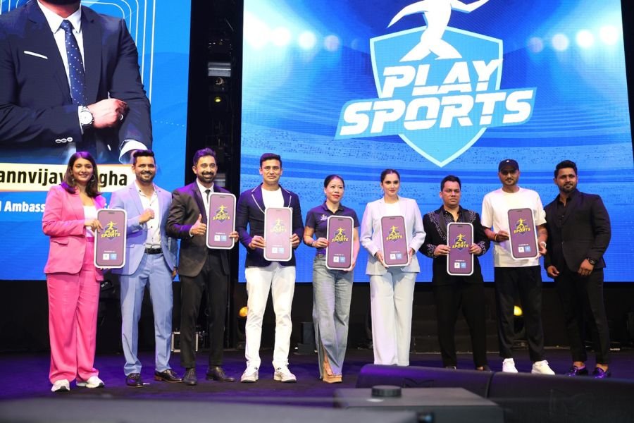 Sania Mirza, Mary Kom and Harbhajan Singh at the event along with former wrestler and social media fitness influencer Sangram Singh (4th from left)